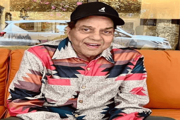 धर्मेंद्र के निधन की अफवाहों पर बेटी ईशा देओल का बयान—“पापा स्थिर हैं, रिकवर कर रहे हैं”; ब्रीच कैंडी अस्पताल में वेंटिलेटर पर भर्ती, 72 घंटे क्रिटिकल