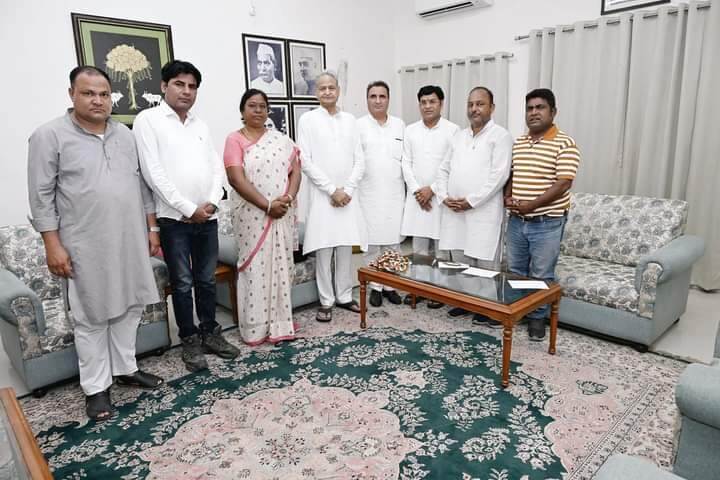 पूर्व आरटीडीसी अध्यक्ष राठौड के सानिध्य में कांग्रेसजनों ने पूर्व सीएम गहलोत से की मुलाकात
