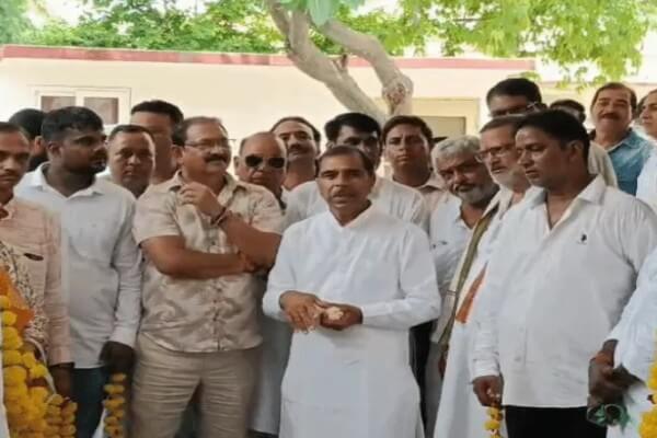 सचिन पायलट समर्थक अजमेर शहर के पूर्व अध्यक्ष विजय जैन अपने समर्थकों के साथ कांग्रेस के वार रूम के बाद मीडिया के समक्ष अपनी व्यथा सुनाते हुए