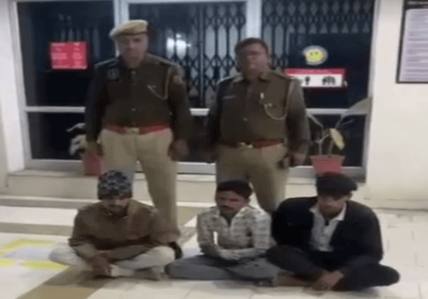 जयपुर: स्लीपर बस से शराब तस्करी करने वाले तीन आरोपी गिरफ्तार, 45 बोतलें बरामद