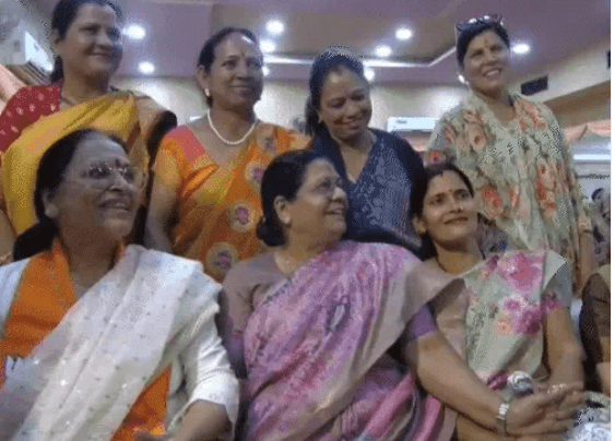 भाजपा महिला सम्मेलन में मंच पर सीट गफलत: जयपुर सांसद मंजू शर्मा नाराज, कार्यक्रम छोड़कर कार्यकर्ताओं के बीच बैठीं