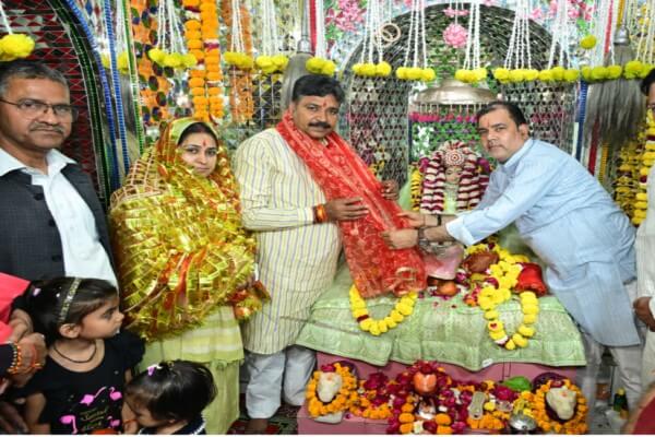 नवरात्र पर प्रतिपक्ष नेता टीकाराम जूली ने करणी माता मंदिर में की पूजा, श्रद्धालुओं से सुरक्षा बरतने की अपील