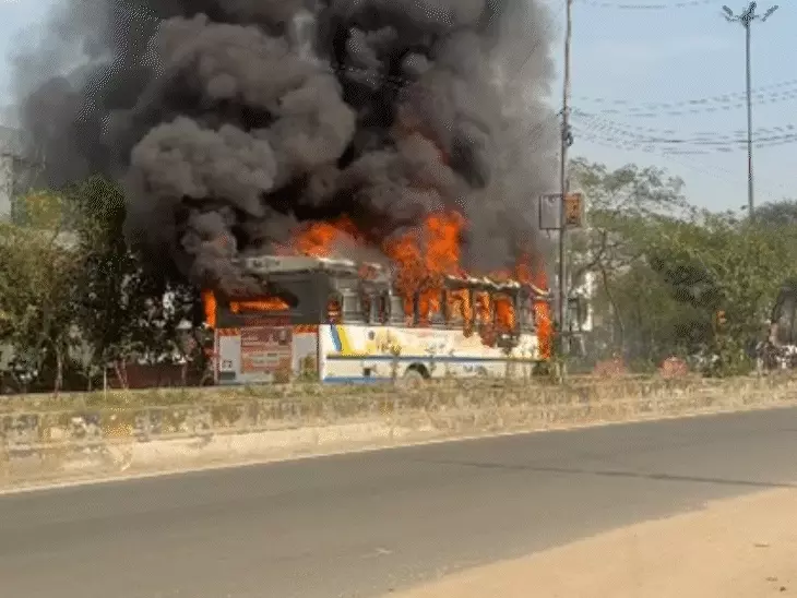 जयपुर में चलती रोडवेज बस में लगी भीषण आग, 70 यात्रियों ने कूदकर बचाई जान