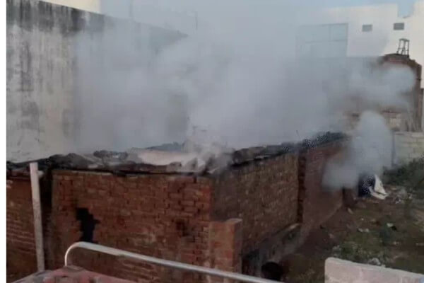 टीनशेड कमरों में आग, गैस सिलेंडर ब्लास्ट से मची अफरा-तफरी