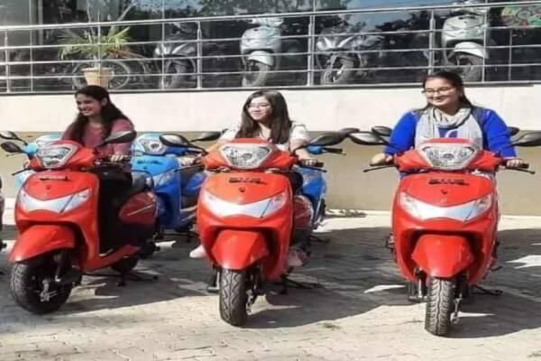 स्कूटी योजना में बड़ा बदलाव: अब छात्राओं को सीधे मिलेंगे 70 हजार रुपए