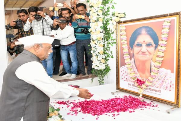 राज्यपाल हरिभाऊ बागडे ने अजमेर में विधानसभा अध्यक्ष वासुदेव देवनानी की पत्नी को दी श्रद्धांजलि