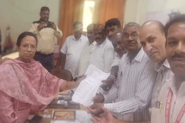 अखिल राजस्थान राज्य कर्मचारी महासंघ (एकीकृत) ने जिला कलक्टर कार्यालय पर जताया विरोध, भारी संख्या में कर्मचारियों ने सौंपा ज्ञापन