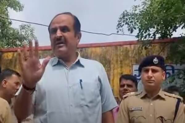 पीपलोदी स्कूल भवन हादसे के बाद गुराड़ी चौराहे पर ग्रामीणों का प्रदर्शन, जिला कलेक्टर और एसपी पहुंचे समझाइश को