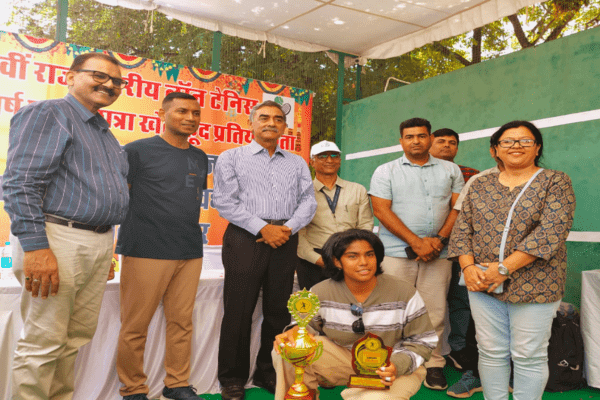 68 वीं राज्य स्तरीय टेनिस प्रतियोगिता का समापन:खेल विभाग के प्रमुख शासन सचिव नीरज के पवन ने जेनिस मनोज ओझा को गोल्ड ट्रॉफी प्रदान की
