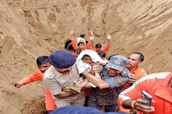 एसडीआरएफ और एनडीआरएफ का संयुक्त ऑपरेशन, दौसा में 35 फीट गड्ढे में फंसी 2 साल की मासूम नीरू को किया रेस्क्यू ,सुरंग बनाकर बाहर निकाला