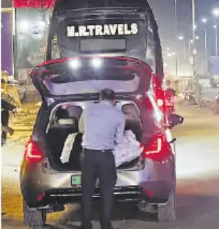 200 फीट चौराहा, हाईवे किंग के बाहर बसों का अवैध ठहराव