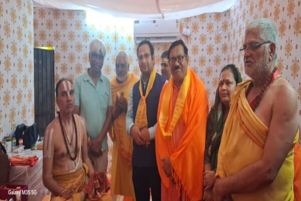 गायत्री महायज्ञ में जगतगुरु राघवाचार्य से सनातन धर्म रक्षा संघ की भेंट