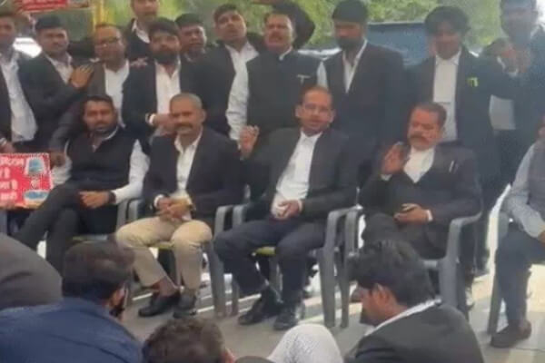 निविक हॉस्पिटल मामले में वकीलों का आंदोलन: बार अध्यक्ष ने स्थगित किया, सड़क जाम जारी