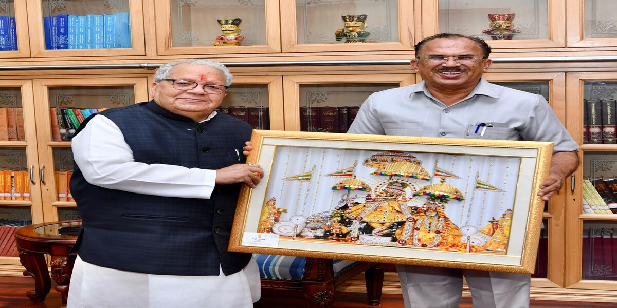 विधानसभा अध्यक्ष वासुदेव देवनानी ने पूर्व राज्यपाल मिश्र से की मुलाकातऔर गोविन्ददेवजी की तस्वीर की भेंट