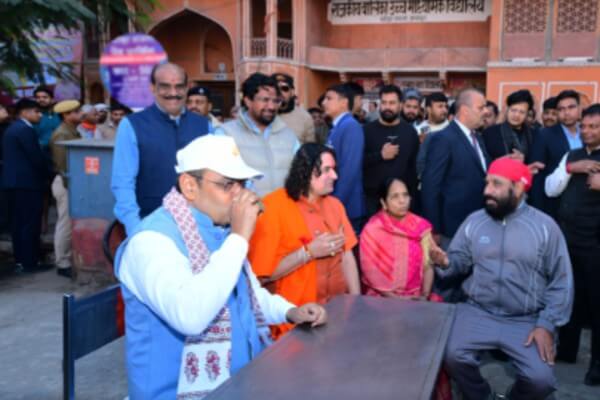 मुख्यमंत्री भजनलाल शर्मा ने चौड़ा रास्ता में आमजन संग चाय की चुस्की ली, डिजिटल पेमेंट कर बढ़ावा दिया कैशलेस ट्रांजैक्शन को