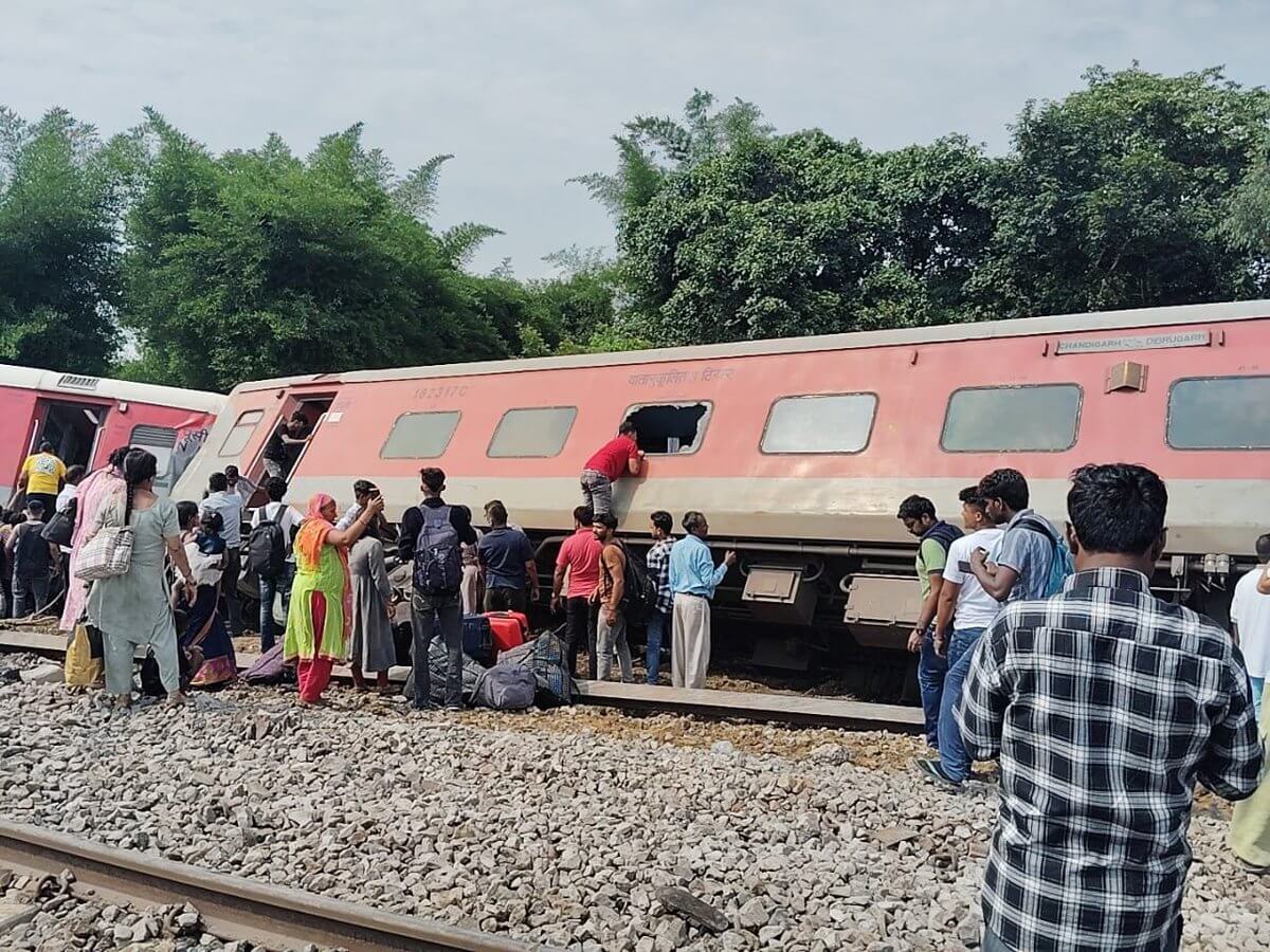 डिब्रूगढ़-चंडीगढ़ एक्सप्रेस दुर्घटना: उत्तर प्रदेश के गोंडा में रेल हादसा, चंडीगढ़-डिब्रूगढ़ एक्सप्रेस पटरी से उतरी, 4 की मौत