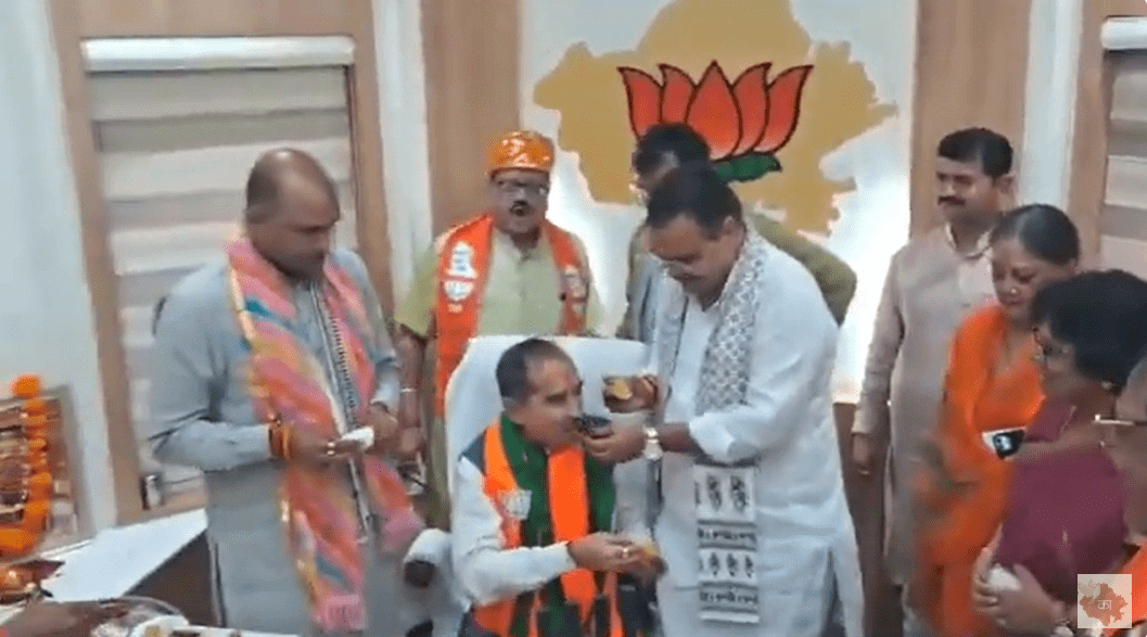 भाजपा प्रदेश अध्यक्ष मदन राठौड़ के पदभार ग्रहण के दौरान मुख्यमंत्री शर्मा और भाजपा की राष्ट्रीय उपाध्यक्ष वसुंधरा राजे ने मिठाई खिलाकर दी शुभकामनाएं