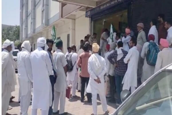 SARB SBI जयपुर कार्यालय के बाहर किसानों का प्रदर्शन, लोक अदालत में भाग नहीं लेने पर जताया विरोध