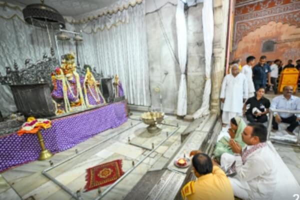 शादी की सालगिरह पर मुख्यमंत्री भजनलाल शर्मा ने पत्नी गीता देवी संग गोविंद देव जी और मोती डूंगरी मंदिर में किए दर्शन, श्रद्धालुओं को बांटा प्रसाद
