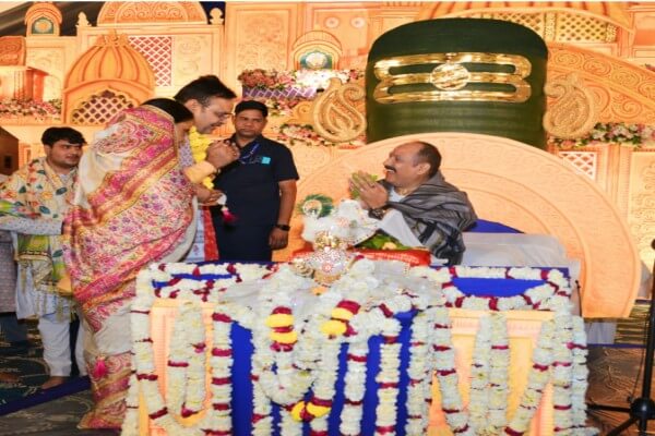 शादी में भगवान की मूर्तियां दरवाजे पर रखना गलत: प्रदीप मिश्रा