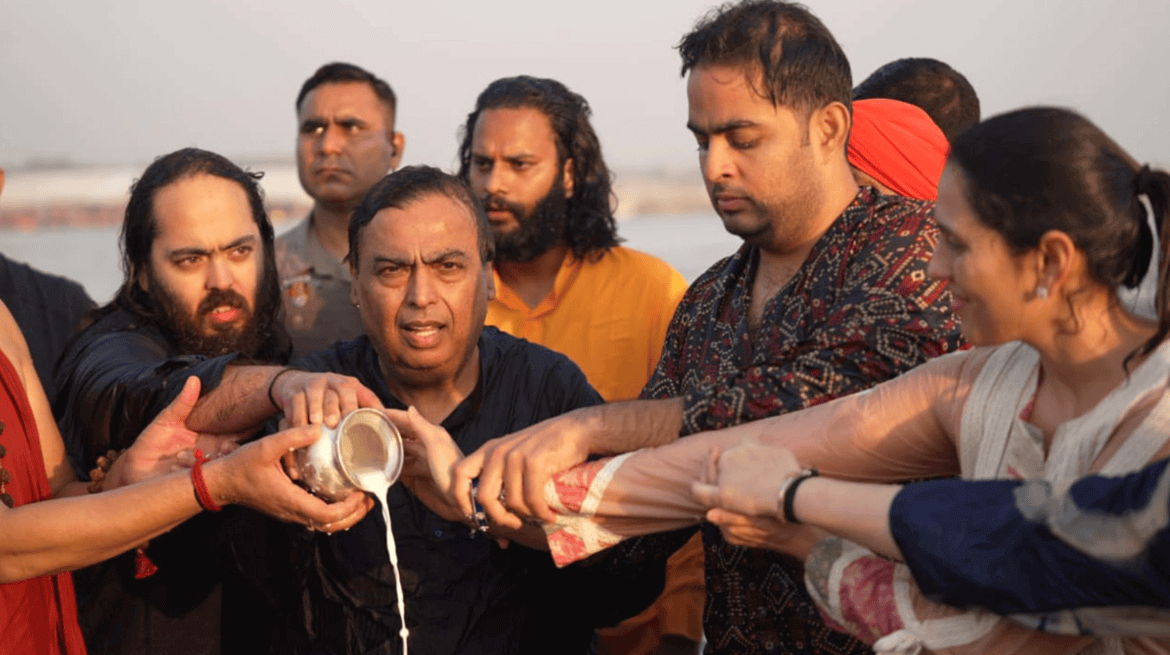 चार पीढ़ियों के साथ महाकुंभ पहुंचे मुकेश अंबानी, संगम में किया स्नान और अन्न सेवा