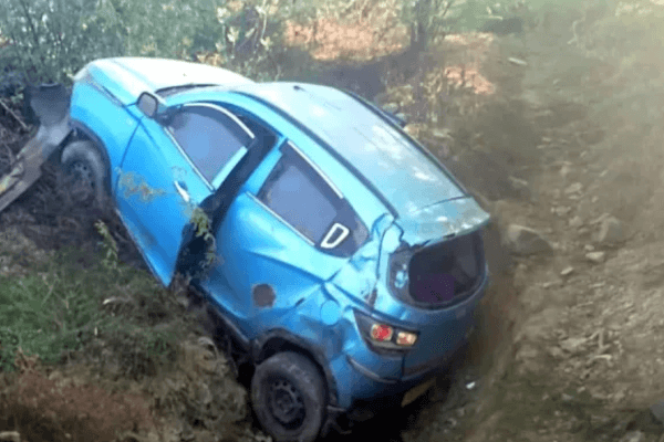 बूंदी में दर्दनाक हादसा: टोपा गांव के पास कार खाई में गिरी, पति की मौत — पत्नी, बच्चे और चालक गंभीर घायल