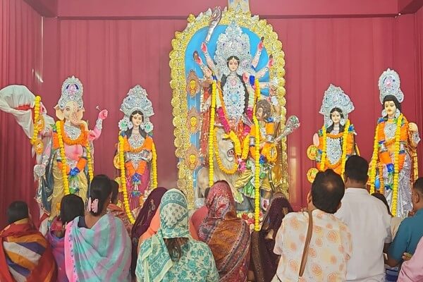 जयपुर बंगाली कल्चरल एसोसिएशन में पारंपरिक रीति-रिवाजों और श्रद्धा के साथ दुर्गा पूजा महासप्तमी उत्सव की शुरुआत