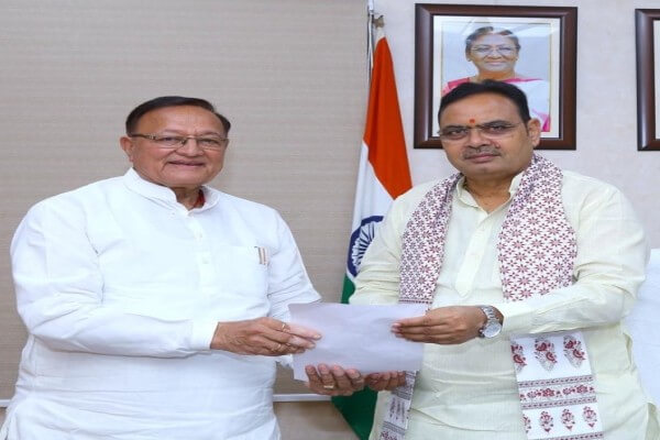 पूर्व शिक्षा मंत्री डॉ. बीडी ख्यमंकल्ला ने मुख्यमंत्री भजनलाल शर्मा से मुलाकात कर बीकानेर में रेलवे फाटकों के समाधान के लिए अंडरपास और पारंपरिक गोचर भूमि बहाल करने की मांग संबंधित ज्ञापन मुख्यमंत्री को सौंपे