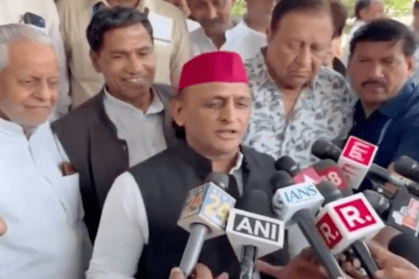 अखिलेश यादव का भाजपा पर हमला: ‘अब मुकाबला पीडीए करेगा’, चुनाव आयोग पर भी उठाए सवाल