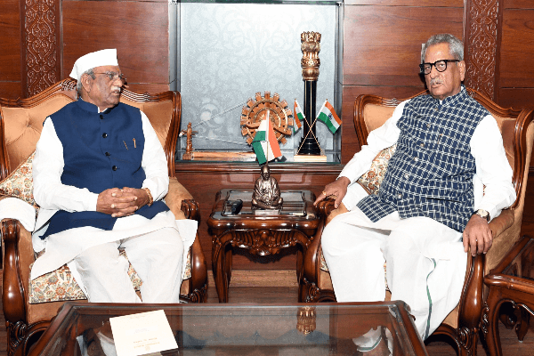 राज्यपाल हरिभाऊ बागडे से सिक्किम के राज्यपाल ओम प्रकाश माथुर की शिष्टाचार भेंट