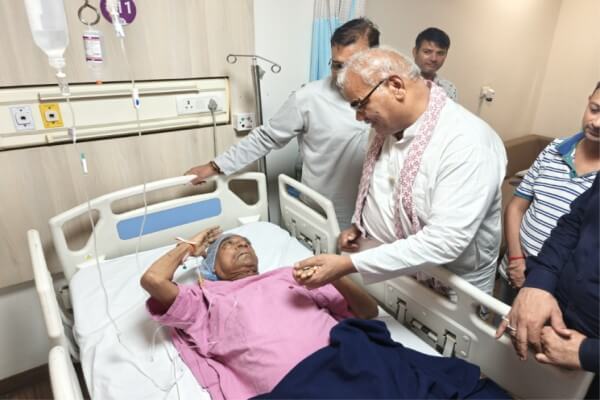 शिक्षा मंत्री मदन दिलावर ने उदयपुर में पूर्व विधानसभा अध्यक्ष शांतिलाल चपलोत की कुशलक्षेम पूछी