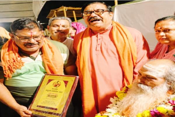 महायज्ञ में सेवा देने वाले कार्यकर्ताओं का सम्मान, विजय कुमार शर्मा और नवीन शर्मा को मिला ‘विप्र रत्न सम्मान’
