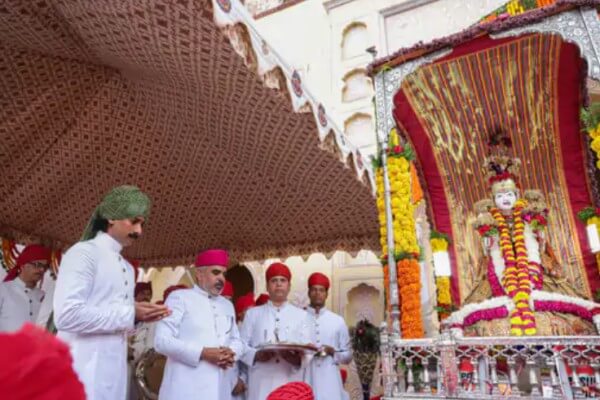 त्रिपोलिया गेट पर तीज माता की पूर्व राजपरिवार के सदस्य महाराज पद्मनाभ सिंह ने की महाआरती और पूजा, ड्रोन से पुष्पवर्षा