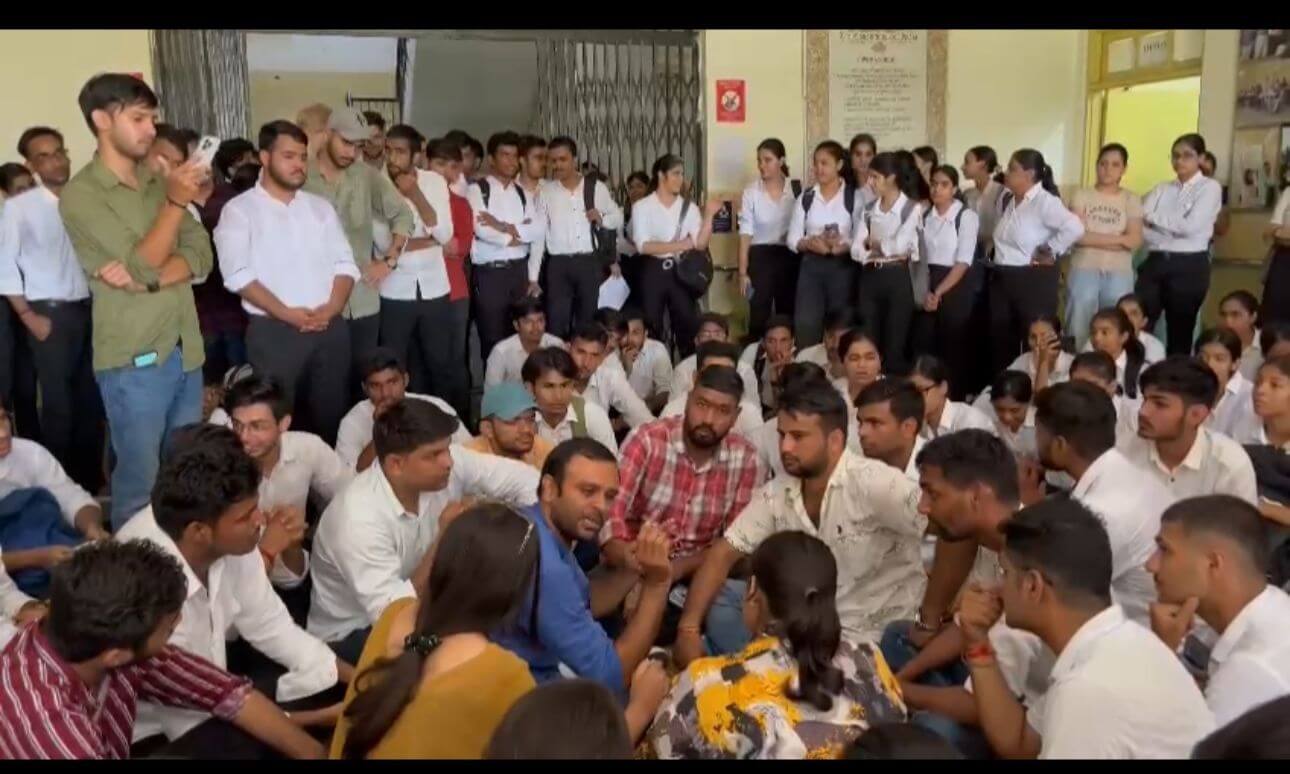 राजस्थान विश्वविद्यालय के पंचवर्षीय विधि महाविद्यालय में फीस वृद्धि को लेकर छात्रों का प्रदर्शन, चेतावनी गलत निर्णय वापस नहीं लिया तो आंदोलन करेंगे तेज