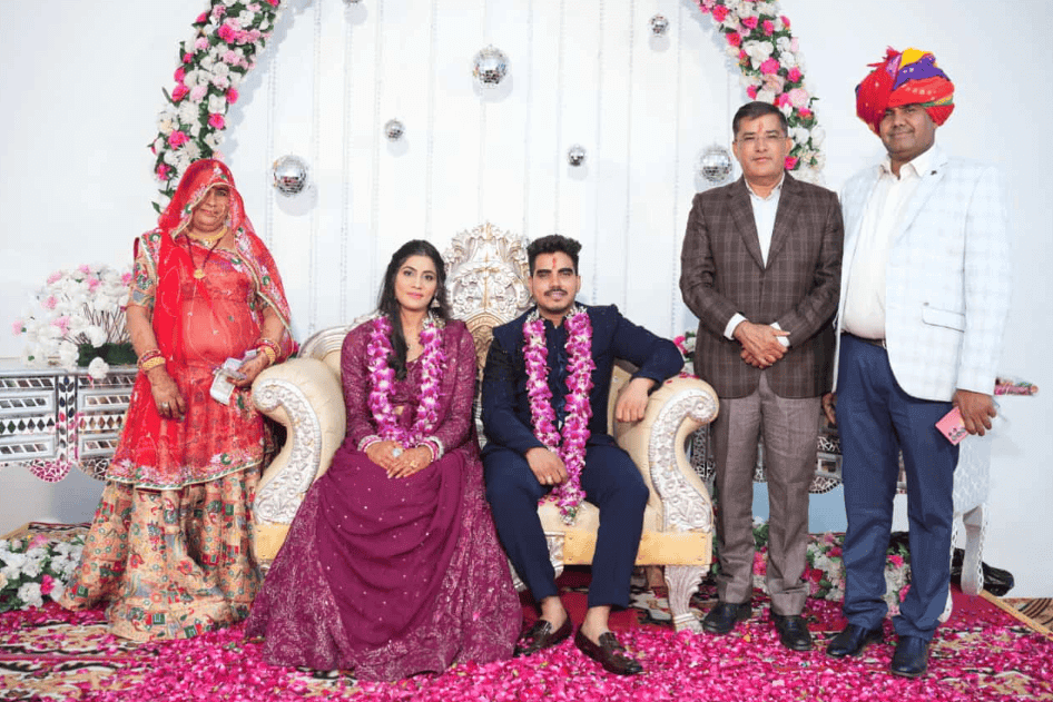 एडवोकेट महेश चौधरी और रीना चोपड़ा की रिंग सेरेमनी में पहुंचे विशिष्ट अतिथि आईपीएस श्याम सिंह महला