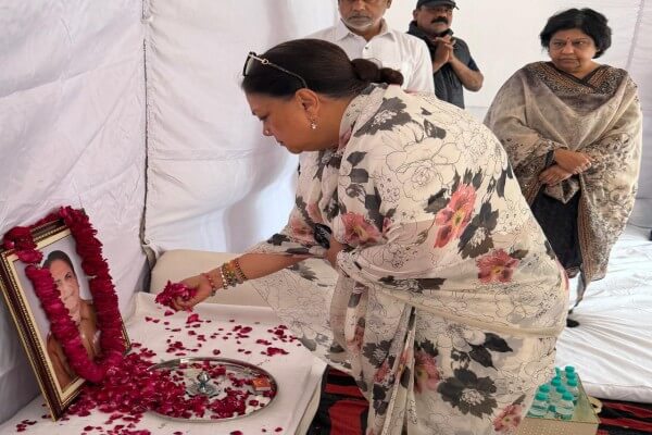 वसुन्धरा राजे ने भाजपा राष्ट्रीय मंत्री अल्का गुर्जर के पिता को दी श्रद्धांजलि, पूर्व BSF कमांडेंट रहे थे स्व. हरभान सिंह पटेल