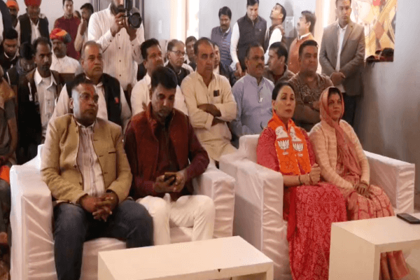 किशनगढ़ में उपमुख्यमंत्री दिया कुमारी ने कार्यकर्ताओं संग सुना ‘मन की बात’, पीएम मोदी के #VocalForLocal संदेश को बताया आत्मनिर्भर भारत की प्रेरणा