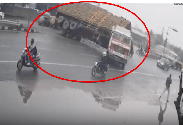 जयपुर: भांकरोटा के डीपीएस कट पर यू-टर्न लेते समय पलटा कोयले से भरा ट्रेलर