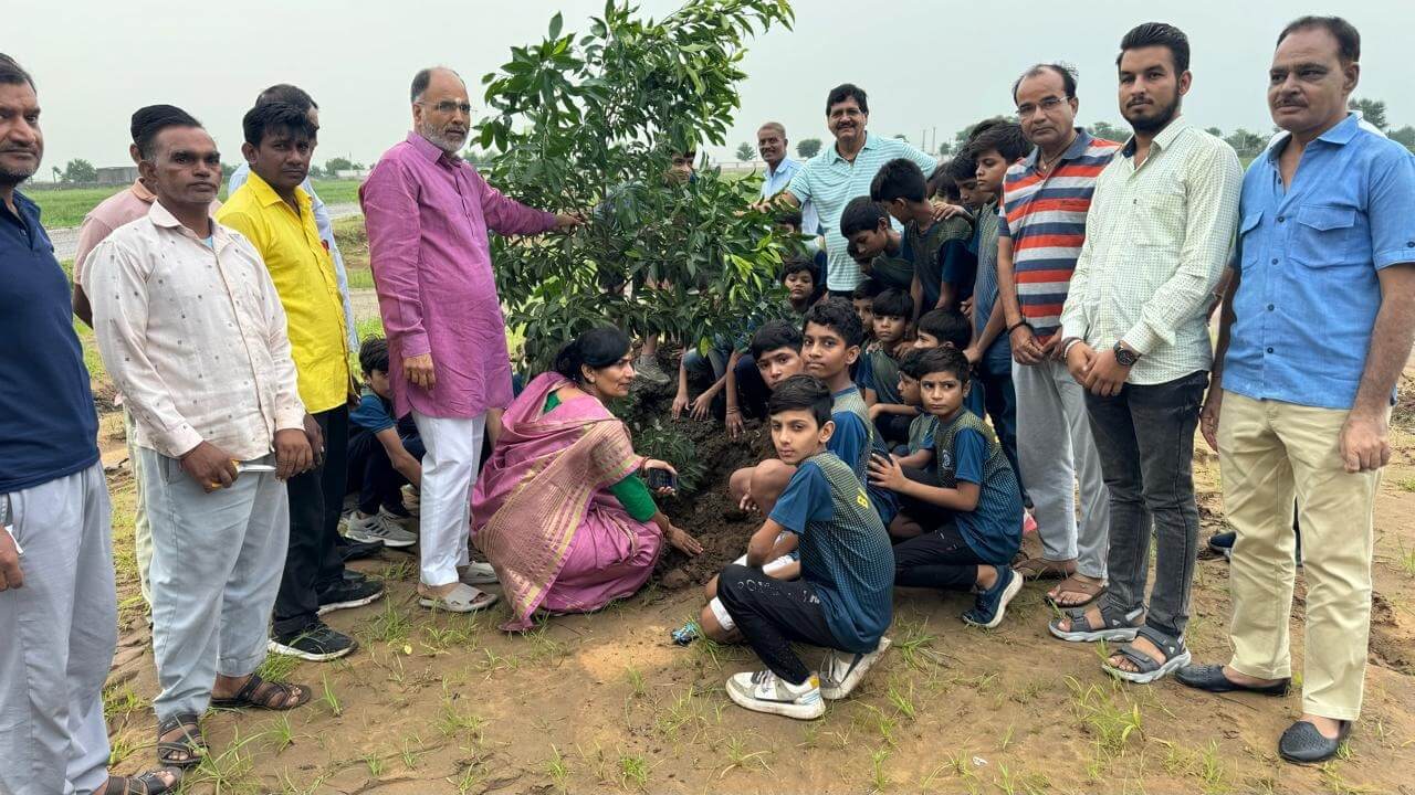 पीएचईडी मंत्री कन्हैया लाल चौधरी ने किया बीएल इंटरनेशनल स्मार्ट स्कूल में वृक्षारोपण, अधिकाधिक वृक्षारोपण की आमजन से की अपील