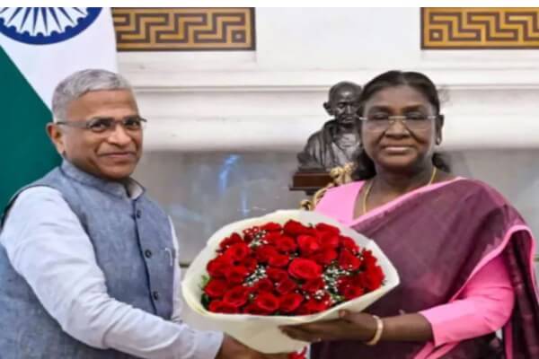 हरिवंश नारायण सिंह बने मनोनीत राज्यसभा सांसद, उपराष्ट्रपति ने दिलाई शपथ