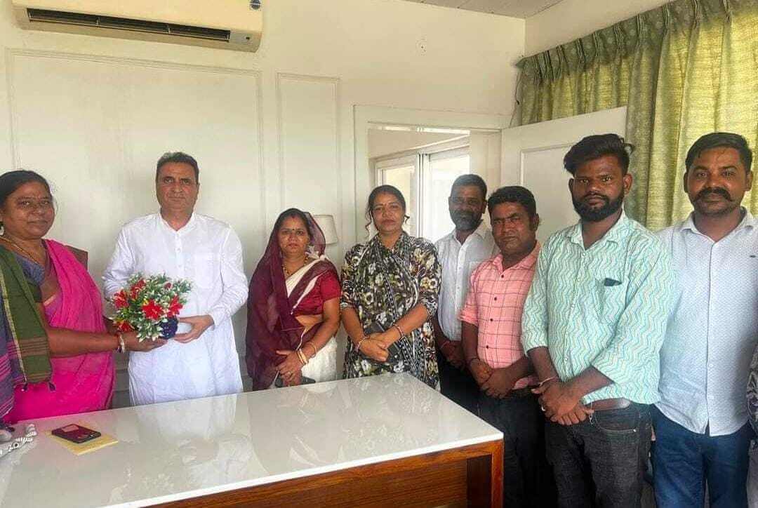 कांग्रेसजनों ने आरटीडीसी के पूर्व चैयरमैन राठौड से मुलाकात कर धर्मपत्नी हंसा कंवर के शीघ्र स्वस्थ होने की कामना की