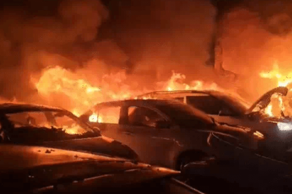 झुंझुनूं में कार वर्कशॉप में आगजनी: बदमाशों ने पेट्रोल छिड़क लगाई आग, 18 कारें जलकर खाक – CCTV में कैद हुई वारदात