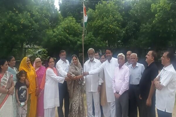 पत्रकार कॉलोनी विकास समिति मानसरोवर में स्वतंत्रता दिवस पर पार्षद हेमा सिंघानिया और वरिष्ठ पत्रकार श्याम सुंदर शर्मा ने किया ध्वजारोहण