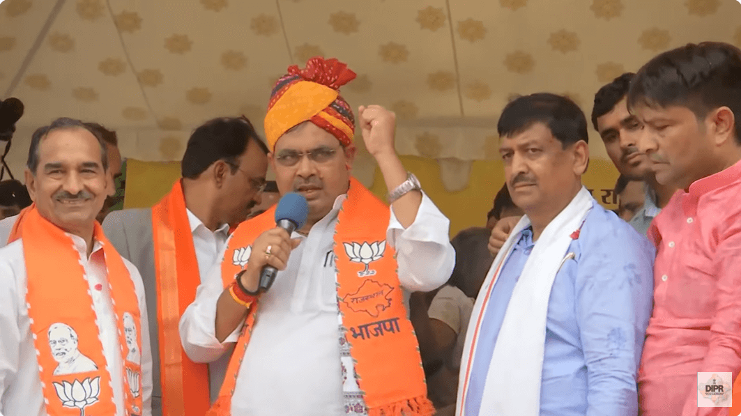 मुख्यमंत्री के जयपुर पहुंचने का देखें लाइव:मुख्यमंत्री भजनलाल शर्मा पहुंचे जयपुर एयरपोर्ट,भाजपा प्रदेश अध्यक्ष मदन राठौड़ सहित विभिन्न नेताओं ने किया स्वागत