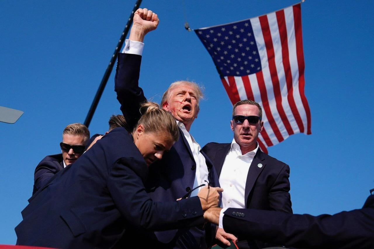 US ELECTION: डोनाल्ड ट्रंप की रैली में चली गोलियां, बाल-बाल बचे अमेरिका के पूर्व राष्ट्रपति, शूटर को मार गिराया