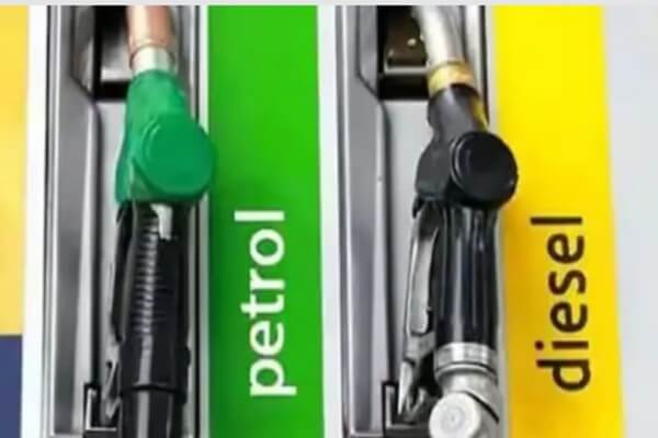 केंद्र सरकार ने पेट्रोल पर 3 रुपए प्रति लीटर और डीजल पर 10 रुपए प्रति लीटर एक्साइज ड्यूटी घटाने की घोषणा