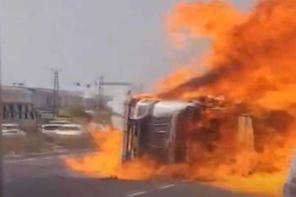 जालोर जिले के सिवाड़ा क्षेत्र में NH-68 पर भीषण हादसा: तेल टैंकर पलटा, आग में चालक जिंदा जला