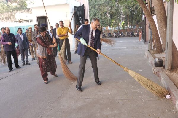 राजस्थान पुलिस मुख्यालय में स्वच्छ कार्यालय अभियान: डीजीपी ने खुद थामी झाड़ू, राज्यभर में चला स्वच्छता कार्यक्रम