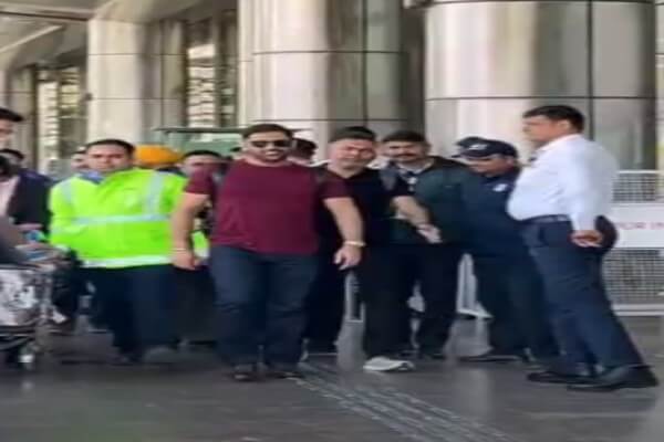 महेंद्र सिंह धोनी का जयपुर आगमन, एयरपोर्ट पर उमड़े फैंस