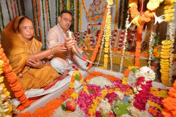श्रावण मास के पहले सोमवार पर मुख्यमंत्री भजनलाल शर्मा ने अपने धर्मपत्नीगीता देवी के साथ किया सहस्त्राभिषेक
